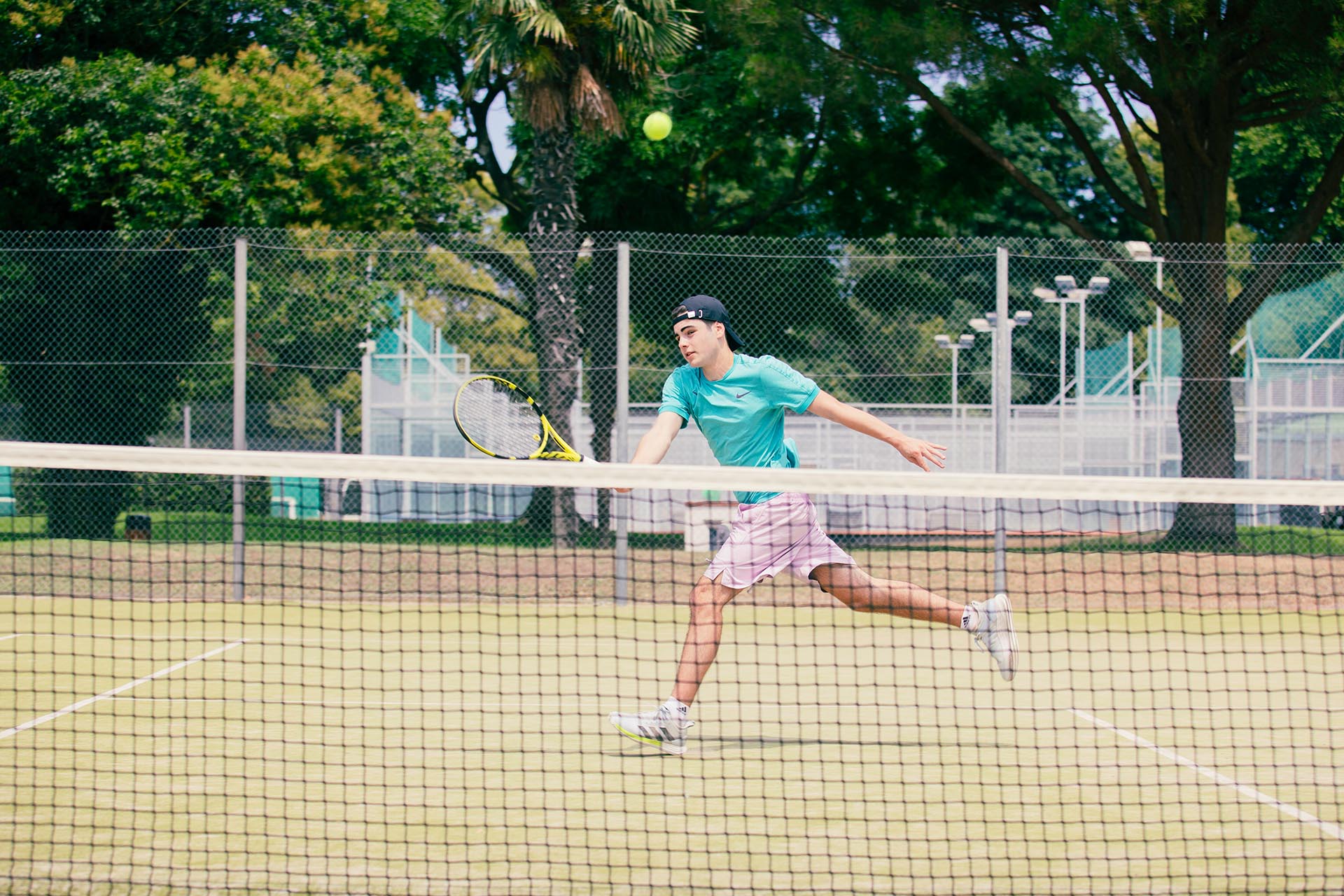 Adolescent_Jouant_Au_Tennis
